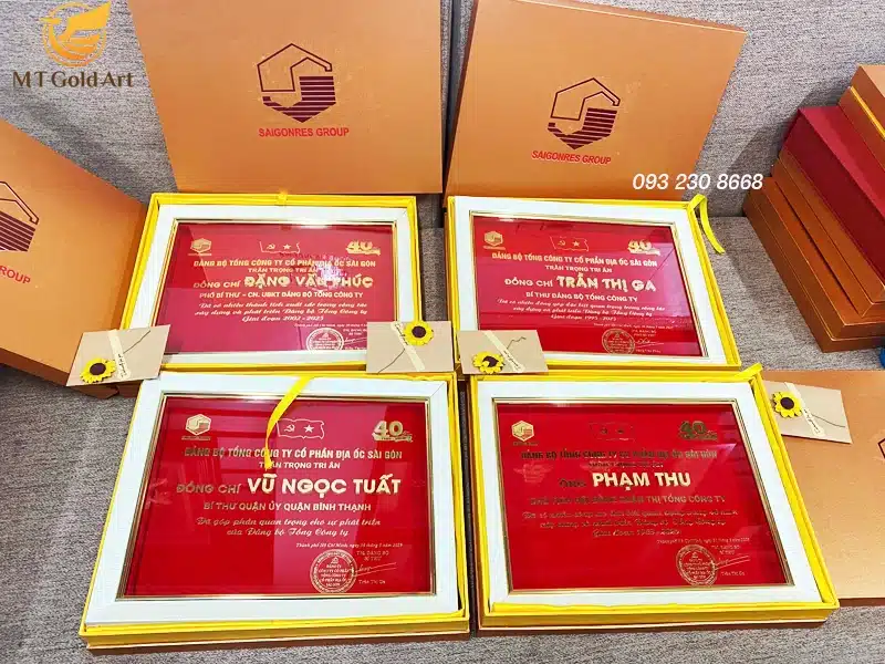 Tranh kỷ niệm chương mạ vàng - Quà tri ân lãnh đạo ý nghĩa Tranh kỷ niệm chương mạ vàng - Quà tri ân lãnh đạo ý nghĩa