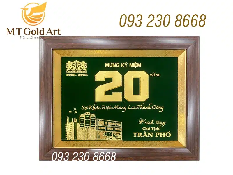 Quà tri ân lãnh đoạ công ty dịp kỷ niệm 20 năm của Bê Tông Việt