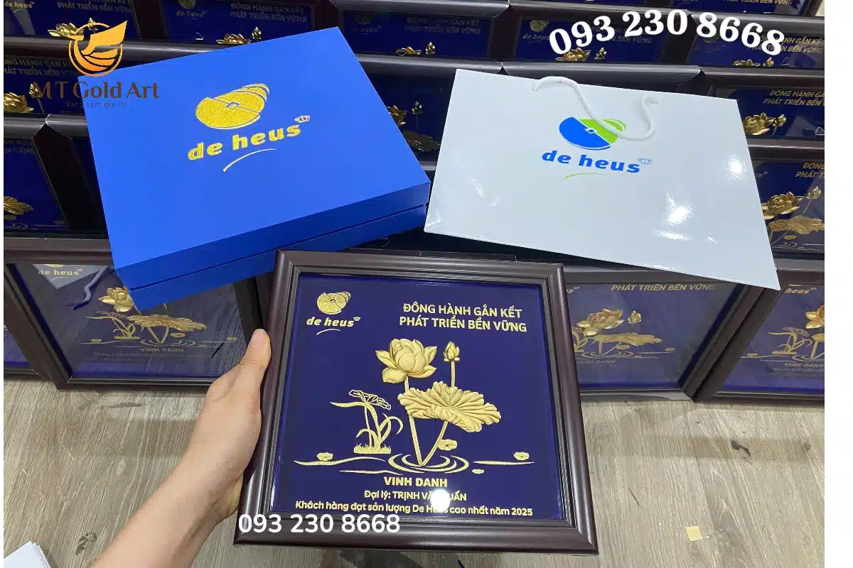 Quà vinh danh đại lý xuất sắc dịp kỷ niệm 20 năm thành lập công ty