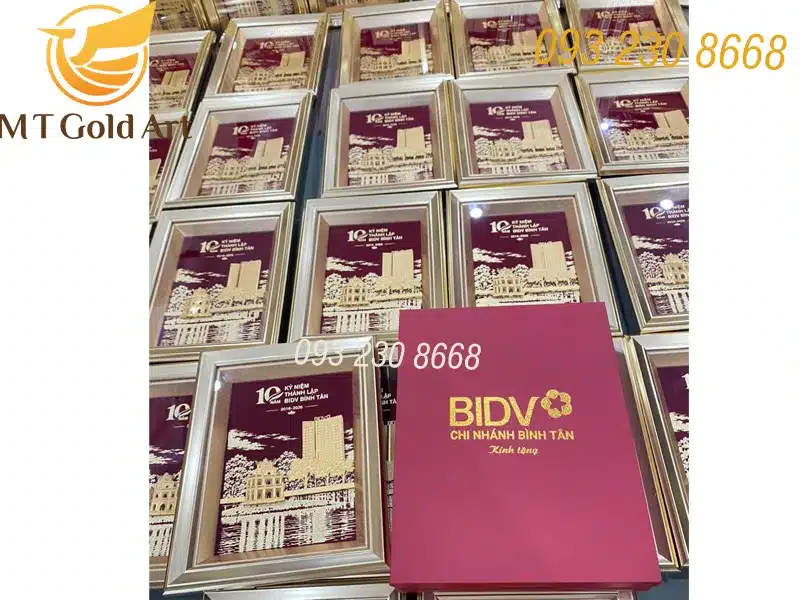 Tranh dát vàng kỷ niệm 10 năm BIDV Bình Tân làm quà tặng cán bộ nhân viên